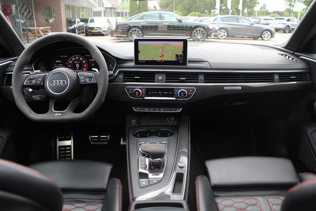 Audi RS4 Avant 2.9 TFSI quattro / Full option / Keramisch / Panoramadak / 360Camera / Carbon / Head-up / Sportuitlaat / 20'' / Luxe Leder / Dodehoek / Virtual Cockpit / Stoelmassage / B&O