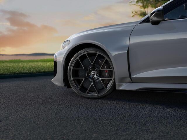 Audi RS5 Avant e-hybrid quattro 639PK | Audi Sportpakket | RS keramisch brons | HUD | Panoramadak | Plateaugrijs |