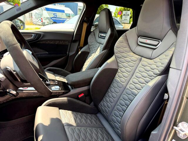 Audi RS5 Avant e-hybrid 470kW/640pk Aut8 Quattro Tech Pro SPORTPAKKET 285KM/H + PANORAMADAK + CARBON IN-/EXTERIEUR + B&O PREMIUM 3D + SPORTUITLAAT + HEAD-UP + STOELVENTILATIE&-MASSAGE + 360 CAMERA + STOELVERWARMING V&A + NEODYMIUMGOUD 21" LM-VELGEN