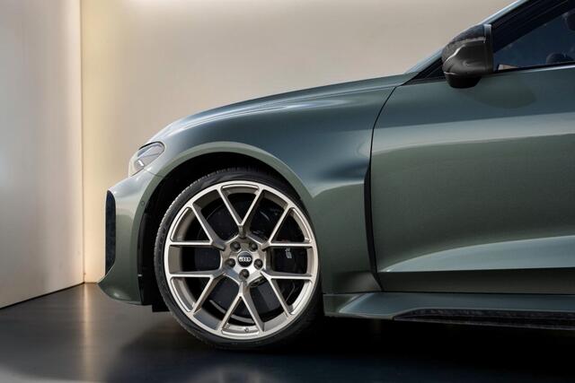 Audi RS5 Avant e-hybrid 470kW/640pk Aut8 Quattro Tech Pro SPORTPAKKET 285KM/H + PANORAMADAK + CARBON IN-/EXTERIEUR + B&O PREMIUM 3D + SPORTUITLAAT + HEAD-UP + STOELVENTILATIE&-MASSAGE + 360 CAMERA + STOELVERWARMING V&A + NEODYMIUMGOUD 21" LM-VELGEN