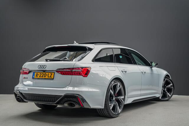 Audi RS6 Avant 4.0 600pk TFSI quattro |Suzuka Grau Audi Exclusive|dynamic plus|dynamic ride|keramisch|carbon exterieur|carbon interieur|B&O Advanced|memory|360 camera|matrix LED|blind spot|elek. achterklep|22" lichtmetalen velgen|