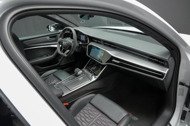 Audi RS6 Avant 4.0 600pk TFSI quattro |Suzuka Grau Audi Exclusive|dynamic plus|dynamic ride|keramisch|carbon exterieur|carbon interieur|B&O Advanced|memory|360 camera|matrix LED|blind spot|elek. achterklep|22" lichtmetalen velgen|