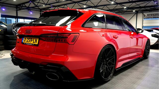 Audi RS6 Avant 4.0 TFSI 599kW/815pk Aut8 Quattro PANORAMADAK + SOFTCLOSE + HELIX HIGH END AUDIO + AKRAPOVIC + STANDKACHEL + 360 CAMERA + ADAPT.CRUISE + LANE ASSIST + MATRIX LED + STOELVERWARMING&-VENTILATIE + EVENTURI INLAAT + EL.TREKHAAK + 22" LM-VELGEN!!