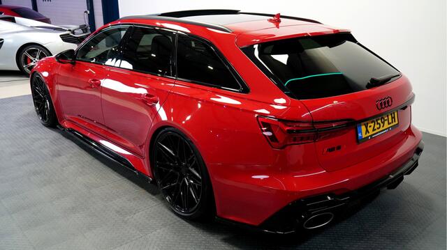 Audi RS6 Avant 4.0 TFSI 599kW/815pk Aut8 Quattro PANORAMADAK + SOFTCLOSE + HELIX HIGH END AUDIO + AKRAPOVIC + STANDKACHEL + 360 CAMERA + ADAPT.CRUISE + LANE ASSIST + MATRIX LED + STOELVERWARMING&-VENTILATIE + EVENTURI INLAAT + EL.TREKHAAK + 22" LM-VELGEN!!