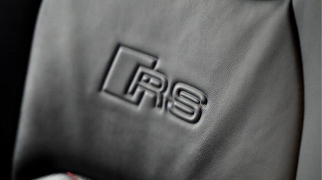 Audi RS6 Avant 4.0 TFSI 599kW/815pk Aut8 Quattro PANORAMADAK + SOFTCLOSE + HELIX HIGH END AUDIO + AKRAPOVIC + STANDKACHEL + 360 CAMERA + ADAPT.CRUISE + LANE ASSIST + MATRIX LED + STOELVERWARMING&-VENTILATIE + EVENTURI INLAAT + EL.TREKHAAK + 22" LM-VELGEN!!