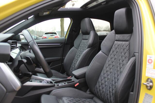 Audi S3 Limousine 2.0 TFSI quattro Edition One / Panoramadak / Camera / RS Seats / B&O / 19'' / Matrix LED / Navigatie / Dodehoek / ACC / Stoelverwarming / DAB