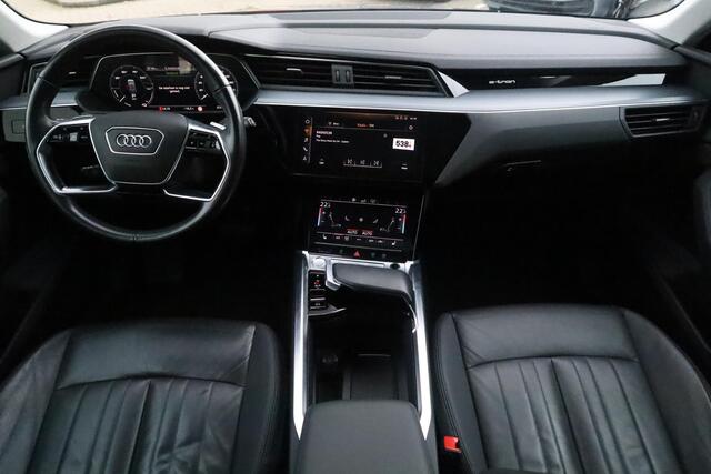 Audi e-tron e-tron 50 quattro Launch edition plus 71 kWh 313PK / 230kW, Panoramadak, 20" LMV, trekhaak, zwart lederen bekleding, luchtvering, elektrische stoelverstelling met geheugen, elektrische achterklep, NL auto dealeronderhouden, privacy glas, LED verlichting, 