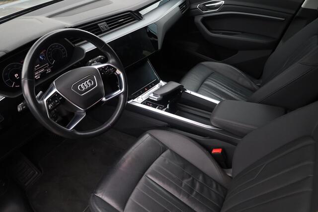 Audi e-tron e-tron 50 quattro Launch edition plus 71 kWh 313PK / 230kW, Panoramadak, 20" LMV, trekhaak, zwart lederen bekleding, luchtvering, elektrische stoelverstelling met geheugen, elektrische achterklep, NL auto dealeronderhouden, privacy glas, LED verlichting, 