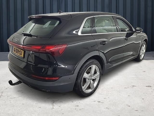 Audi e-tron e-tron 55 quattro 95 kWh (361 PK) 1e-Eig. Audi-Dealer-Onderh. BOVAG-Garantie. NL-Auto. Leer, Panoramadak, Trekhaak, Navigatie, Cruisecontrol, Keyless-Entry/Start, Parkeersensoren-V+A, Bluetooth, Luchtvering, DAB, Elek.-Achter Licht-Zicht-Pakket, Lm-Velgen