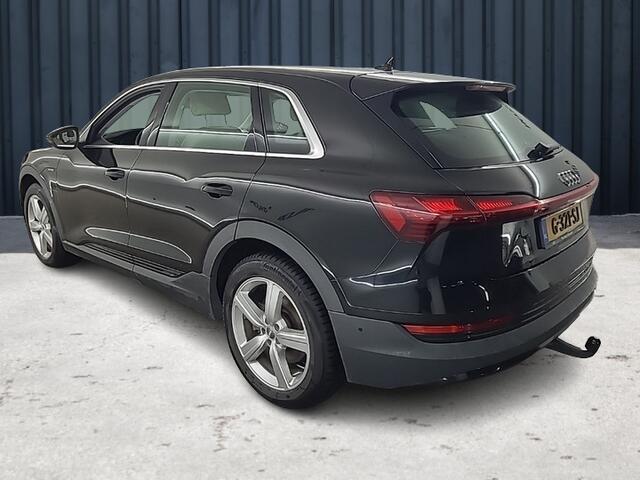 Audi e-tron e-tron 55 quattro 95 kWh (361 PK) 1e-Eig. Audi-Dealer-Onderh. BOVAG-Garantie. NL-Auto. Leer, Panoramadak, Trekhaak, Navigatie, Cruisecontrol, Keyless-Entry/Start, Parkeersensoren-V+A, Bluetooth, Luchtvering, DAB, Elek.-Achter Licht-Zicht-Pakket, Lm-Velgen