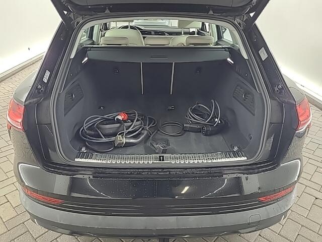 Audi e-tron e-tron 55 quattro 95 kWh (361 PK) 1e-Eig. Audi-Dealer-Onderh. BOVAG-Garantie. NL-Auto. Leer, Panoramadak, Trekhaak, Navigatie, Cruisecontrol, Keyless-Entry/Start, Parkeersensoren-V+A, Bluetooth, Luchtvering, DAB, Elek.-Achter Licht-Zicht-Pakket, Lm-Velgen