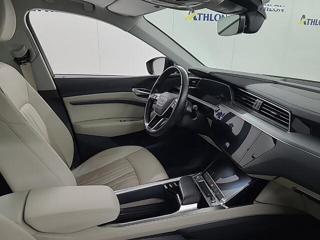 Audi e-tron e-tron 55 quattro 95 kWh (361 PK) 1e-Eig. Audi-Dealer-Onderh. BOVAG-Garantie. NL-Auto. Leer, Panoramadak, Trekhaak, Navigatie, Cruisecontrol, Keyless-Entry/Start, Parkeersensoren-V+A, Bluetooth, Luchtvering, DAB, Elek.-Achter Licht-Zicht-Pakket, Lm-Velgen