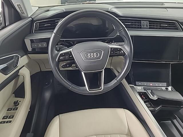 Audi e-tron e-tron 55 quattro 95 kWh (361 PK) 1e-Eig. Audi-Dealer-Onderh. BOVAG-Garantie. NL-Auto. Leer, Panoramadak, Trekhaak, Navigatie, Cruisecontrol, Keyless-Entry/Start, Parkeersensoren-V+A, Bluetooth, Luchtvering, DAB, Elek.-Achter Licht-Zicht-Pakket, Lm-Velgen