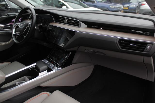 Audi e-tron e-tron 55 quattro advanced Pro Line Plus 95 kWh / Full option! / Trekhaak / Panoramadak / 360Camera / Head-up / B&O / Keyless / 21'' / Softclose / Stoelmassage / Luxe Leder / Nachtzicht / DAB / ACC