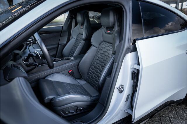 Audi e-tron GT RS VOSSEN RS 93 kWh ** Massage ** Nachtzicht ** 598pk ** Panodak ** Achterasbesturing 22" VOSSEN ** Alcantara ** B&O ** NP 176K ** Rijbereik tot 565km (WLTP) Carbon