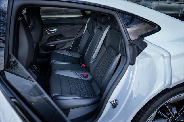 Audi e-tron GT RS VOSSEN RS 93 kWh ** Massage ** Nachtzicht ** 598pk ** Panodak ** Achterasbesturing 22" VOSSEN ** Alcantara ** B&O ** NP 176K ** Rijbereik tot 565km (WLTP) Carbon