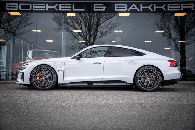 Audi e-tron GT RS VOSSEN RS 93 kWh ** Massage ** Nachtzicht ** 598pk ** Panodak ** Achterasbesturing 22" VOSSEN ** Alcantara ** B&O ** NP 176K ** Rijbereik tot 565km (WLTP) Carbon
