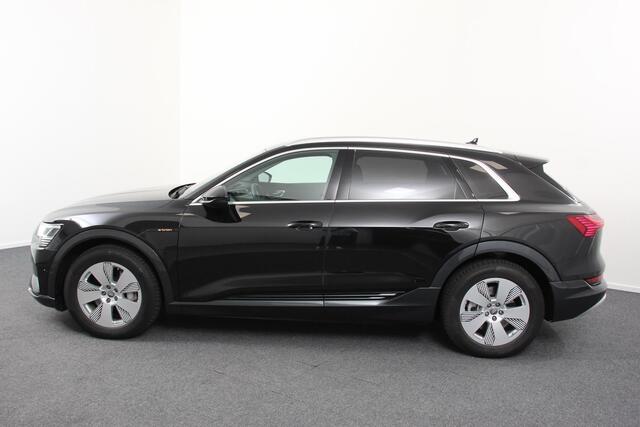 Audi e-tron e-tron 55 quattro Navigatie Climate Control 4 zone's Leder Virtuele Cockpit Cruise control adaptief Camera Parkeer sensoren Lichtmetalen Velgen 19"