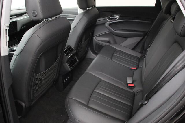 Audi e-tron e-tron 55 quattro Navigatie Climate Control 4 zone's Leder Virtuele Cockpit Cruise control adaptief Camera Parkeer sensoren Lichtmetalen Velgen 19"