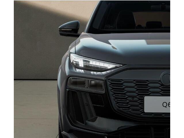 Audi e-tron Q6 S edition 83 kWh | Panoramadak | Trekhaak | Sportstoelen | 20 inch LM velgen | Navigatie