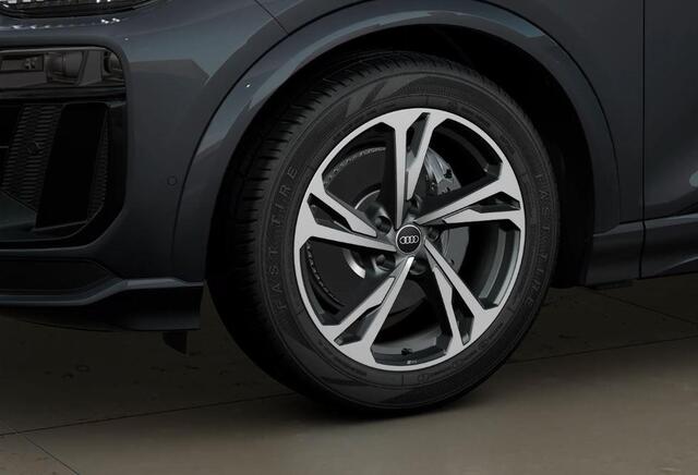 Audi e-tron Q6 S edition 83 kWh | Panoramadak | Trekhaak | Sportstoelen | 20 inch LM velgen | Navigatie