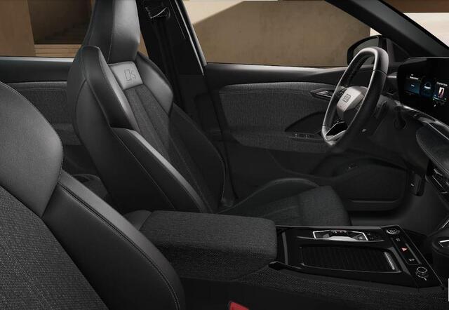 Audi e-tron Q6 S edition 83 kWh | Panoramadak | Trekhaak | Sportstoelen | 20 inch LM velgen | Navigatie