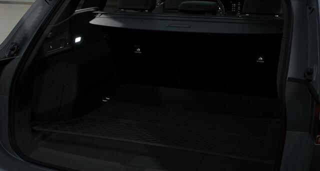 Audi e-tron Q6 S edition 83 kWh | Panoramadak | Trekhaak | Sportstoelen | 20 inch LM velgen | Navigatie