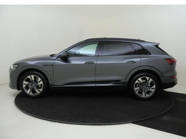 Audi e-tron e-tron 50 quattro Launch edition Black 71 kWh | Panoramadak | Elektrische voorstoelen met geheugen | Navigatie | Achteruitrijcamera | Stoelverwarming | CarPlay | Adaptieve cruise control |