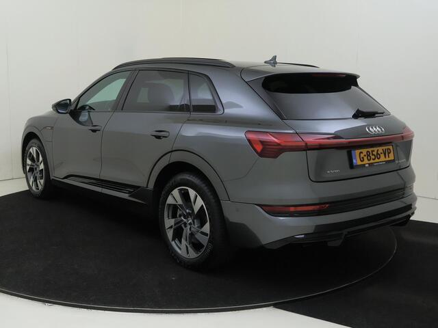 Audi e-tron e-tron 50 quattro Launch edition Black 71 kWh | Panoramadak | Elektrische voorstoelen met geheugen | Navigatie | Achteruitrijcamera | Stoelverwarming | CarPlay | Adaptieve cruise control |