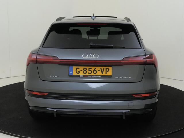 Audi e-tron e-tron 50 quattro Launch edition Black 71 kWh | Panoramadak | Elektrische voorstoelen met geheugen | Navigatie | Achteruitrijcamera | Stoelverwarming | CarPlay | Adaptieve cruise control |