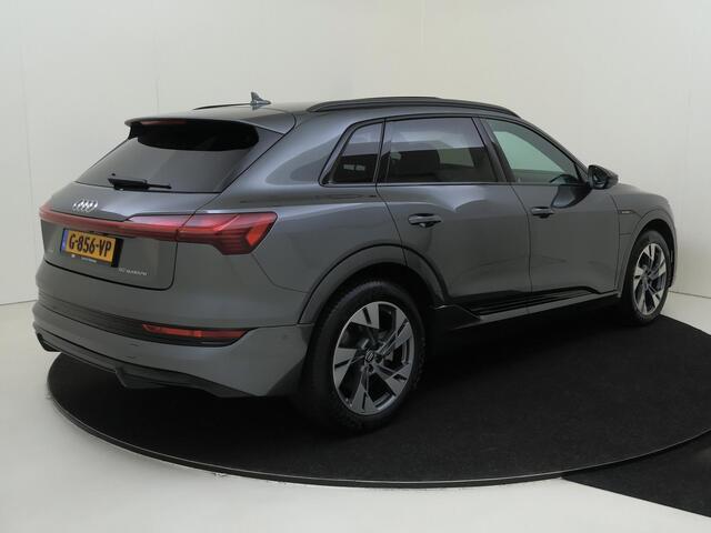 Audi e-tron e-tron 50 quattro Launch edition Black 71 kWh | Panoramadak | Elektrische voorstoelen met geheugen | Navigatie | Achteruitrijcamera | Stoelverwarming | CarPlay | Adaptieve cruise control |