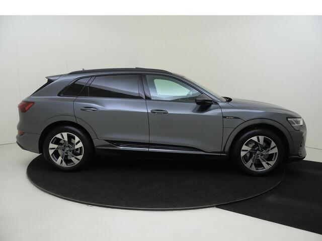 Audi e-tron e-tron 50 quattro Launch edition Black 71 kWh | Panoramadak | Elektrische voorstoelen met geheugen | Navigatie | Achteruitrijcamera | Stoelverwarming | CarPlay | Adaptieve cruise control |