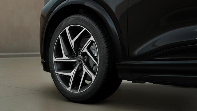 Audi e-tron Q6 Launch edition perf 100Kwh 225 kW / 306 PK S-edition, panoramadak, head-up display, B&O soundsyseem, adaptive cruise control, optiek zwart plus, s-sportstoelen