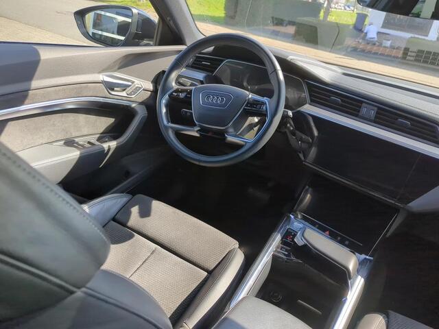 Audi e-tron e-tron 50 quattro 313pk Launch edition plus 71 kWh / Panoramadak / Luchtvering / Bang & Olufsen / Zwart Optiek / Elek Achterklep / Camera / Donker glas / 22" LMV