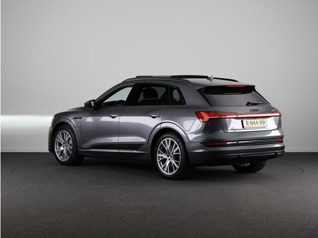 Audi e-tron 55 quattro S-line 95 kWh 408 pk | Navigatie | Panorama dak | Parkeersensoren ( park assist ) | Achteruitrijcamera
