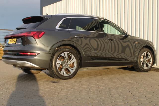 Audi e-tron e-tron 55 quattro advanced Pro Line Plus 95 kWh | Incl. 12 maanden garantie | 100% dealer onderhouden | Adaptieve cruise control | Stoelverwarming voor + achter | Climate control | Apple carplay/Android auto | Trekhaak |