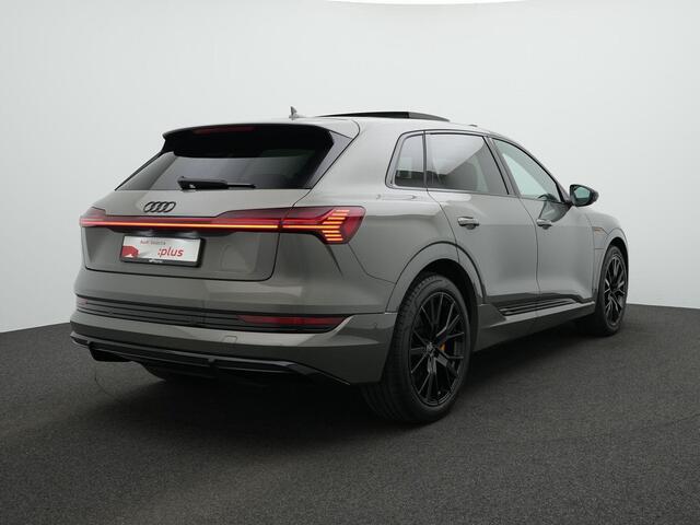 Audi e-tron 55 quattro S-Line Black Edition 95 kWh 408 pk | Panoramadak | Trekhaak | Leder/alcantara (oranje gestikt) | Matrix LED | Achteruitrijcamera | Stoelverwarming