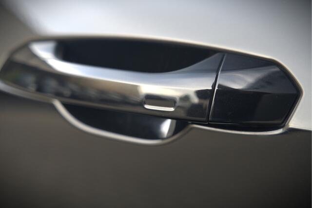 Audi e-tron e-tron 55 quattro advanced 95 kWh S-Line | Panoramadak | RS Seats | Bang & Olufsen | Stoelverwarming | Head-Up Display | 360 Camera | Matrix LED | Luchtvering | Memory Seat | Elektrisch Verstelbare Stoelen | B&O