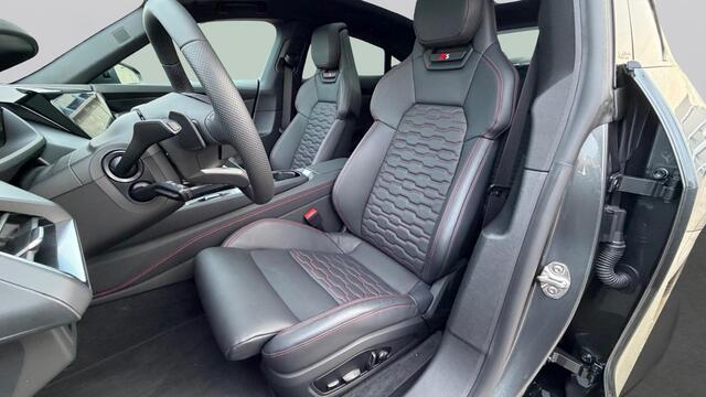 Audi e-tron GT quattro S e-tron GT 97kWh 592 2AT Automaat | Velgen, gegoten lichtmetaal 21" "5-dubbelspaak-Konkavmodule"-design | Optiekpakket zwart plus | Matrix-ledkoplampen met dynamische knipperlichten | Sportstoelen pro voorin | Designpakket rood