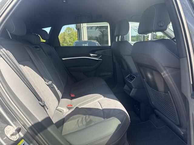 Audi e-tron 55 quattro S edition 95 kWh / SoH 96,4% / 50.621 km! / Trekhaak / Camera / Keyless / B&O / 21'' / Luchtvering / CarPlay / Stoelverwarming / DAB / ACC