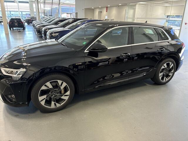 Audi e-tron 55 quattro 95 kWh 408pk S Edition · SOH 96,8% · Camera · Luchtvering · Afneembare Trekhaak · Head-Up Display · Elek. Achterklep · Stoelverwarming · 20"Velgen ·