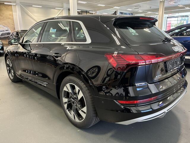 Audi e-tron 55 quattro 95 kWh 408pk S Edition · SOH 96,8% · Camera · Luchtvering · Afneembare Trekhaak · Head-Up Display · Elek. Achterklep · Stoelverwarming · 20"Velgen ·