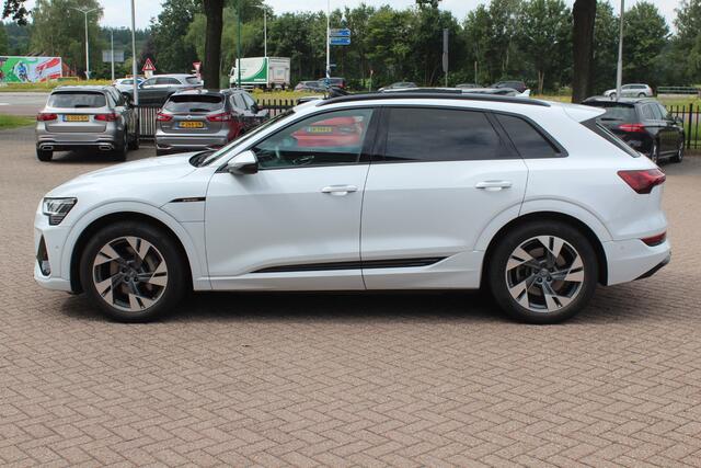 Audi e-tron e-tron 50 quattro Launch edition Black 71 kWh / Panoramadak / Camera / 20'' / Luchtvering / ACC / CarPlay / Navigatie / Stoelverwarming