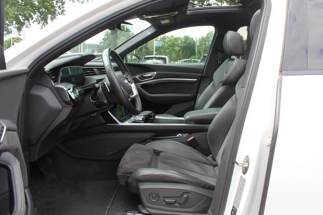 Audi e-tron e-tron 50 quattro Launch edition Black 71 kWh / Panoramadak / Camera / 20'' / Luchtvering / ACC / CarPlay / Navigatie / Stoelverwarming