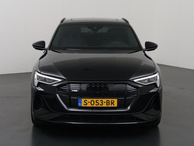 Audi e-tron Sportback 55 quattro S edition 95 kWh | SOH 95% | Schuif/kantel dak | Sportstoelen | Ele. verstalbare stoelen + memory | Virtual Cockpit | Navigatie | 360 Camera | DAB | Stoelverwarming | Adaptieve Cruise Control | Ele. kofferdeksel | B&O Audio |