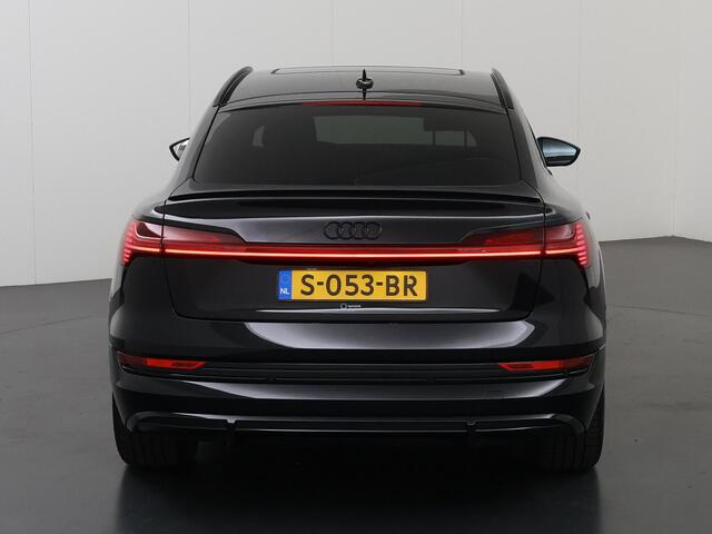 Audi e-tron Sportback 55 quattro S edition 95 kWh | SOH 95% | Schuif/kantel dak | Sportstoelen | Ele. verstalbare stoelen + memory | Virtual Cockpit | Navigatie | 360 Camera | DAB | Stoelverwarming | Adaptieve Cruise Control | Ele. kofferdeksel | B&O Audio |
