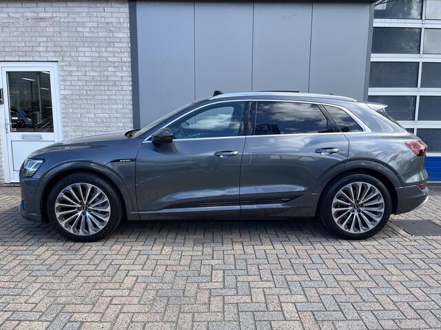 Audi e-tron 55 quattro S-Line 95 kWh / 94% SOH/ LUCHTVERING/ 408 PK/ PANO/ 2X S-LINE/ CAMERA/ PARK. SENSOREN/ MEMORY SEATS/ ELEK. ACHTERKLEP/ STOELVERWARM./ SMARTPHONE INTERFACE/ ADAPT. CRUISE/ AFDAAL ASSISTENT/ NAVI/ CLIMA/ DAB