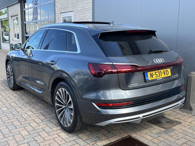 Audi e-tron 55 quattro S-Line 95 kWh / 94% SOH/ LUCHTVERING/ 408 PK/ PANO/ 2X S-LINE/ CAMERA/ PARK. SENSOREN/ MEMORY SEATS/ ELEK. ACHTERKLEP/ STOELVERWARM./ SMARTPHONE INTERFACE/ ADAPT. CRUISE/ AFDAAL ASSISTENT/ NAVI/ CLIMA/ DAB