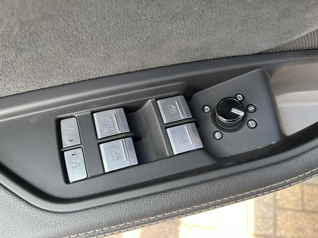 Audi e-tron 55 quattro S-Line 95 kWh / 94% SOH/ LUCHTVERING/ 408 PK/ PANO/ 2X S-LINE/ CAMERA/ PARK. SENSOREN/ MEMORY SEATS/ ELEK. ACHTERKLEP/ STOELVERWARM./ SMARTPHONE INTERFACE/ ADAPT. CRUISE/ AFDAAL ASSISTENT/ NAVI/ CLIMA/ DAB