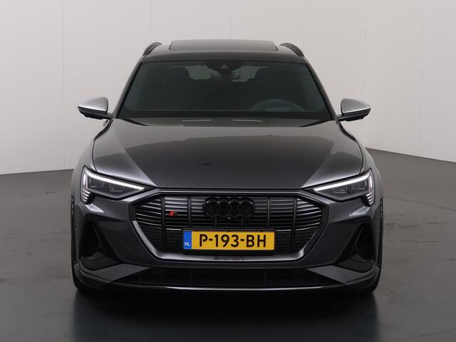 Audi e-tron S quattro 95 kWh | SOH 94% | Panoramadak | Stoelverwarming voor + achter | Matrix LED | B & O Audio | HUD | 360 Camera | S-Sportstoelen | Optiek Pakket Zwart | Standkachel | SoftClose | Ele.verstelbare stoelen + Geheugen |